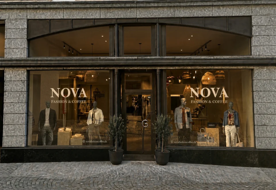 NOVA Fashion & Coffee mit Schaufenstern und Eingang an der Hauptstrasse 74 in Einsiedeln